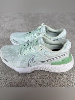 Nike Womens ZoomX Invincible Run Sneakers 5.5 Flyknit White Dynamic mint green